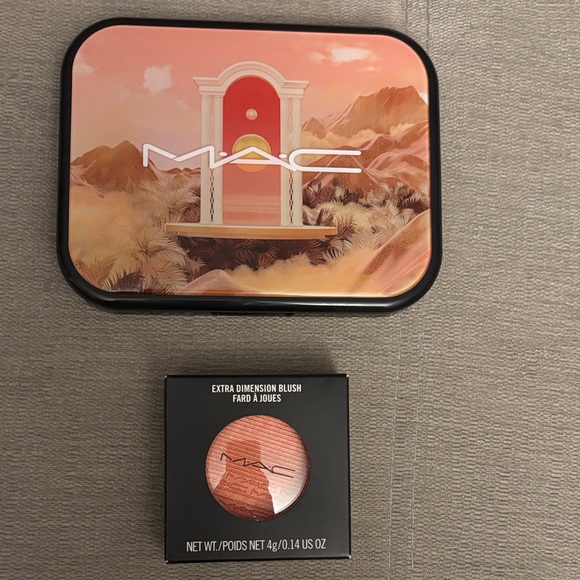 MAC Cosmetics Eyeshadow Palette - future flame and bonus blush - Picture 2 of 3